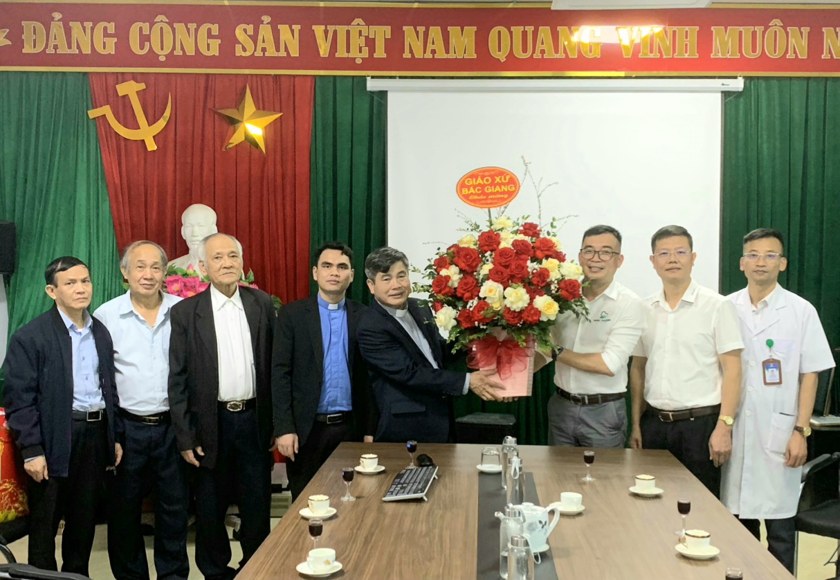 Giáo xứ Bắc Giang thăm và chúc tết Bệnh viện đa khoa Sông Thương